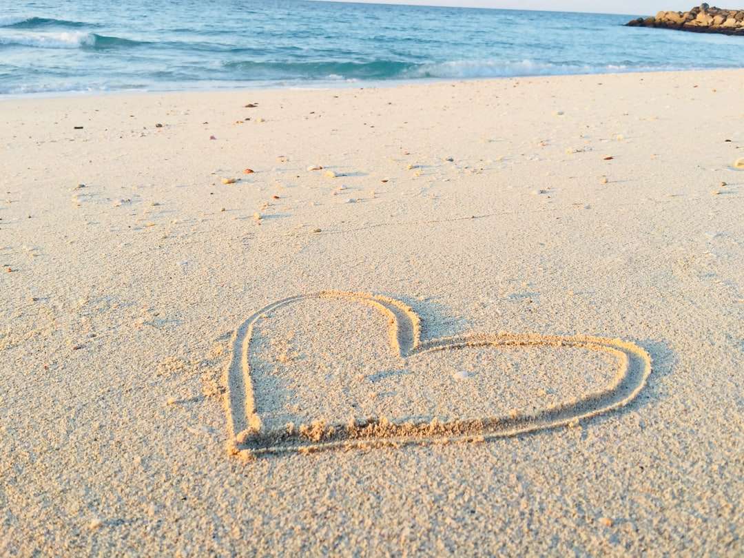 сердце, нарисованное на песке днем пазл онлайн