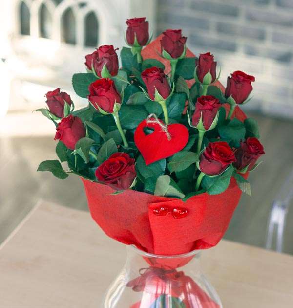 kytice rudých růží skládačky online