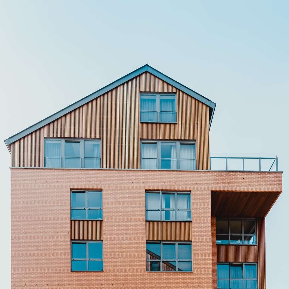 alacsony látószögű fotó barna házról online puzzle