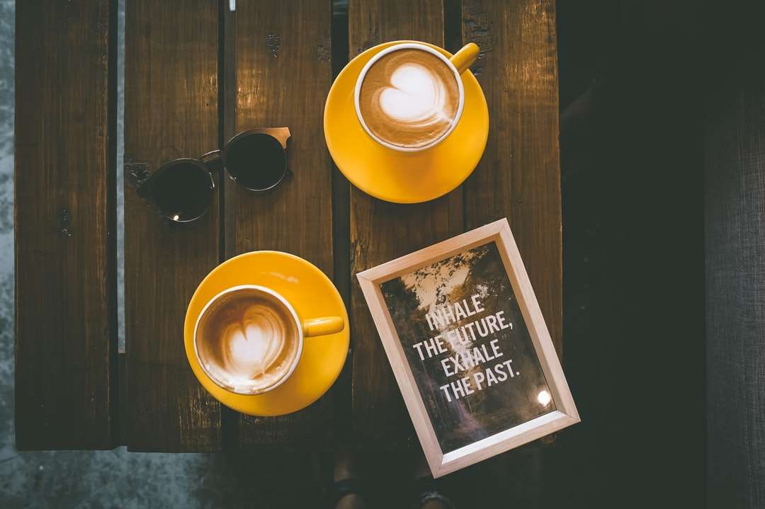 două cafea latte în ceașcă galbenă cu farfurie jigsaw puzzle online