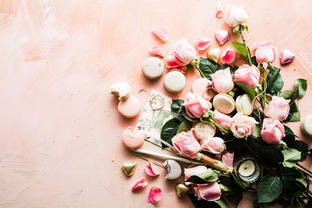 fotografia plana de macaroons e flores de rosas cor de rosa quebra-cabeças online