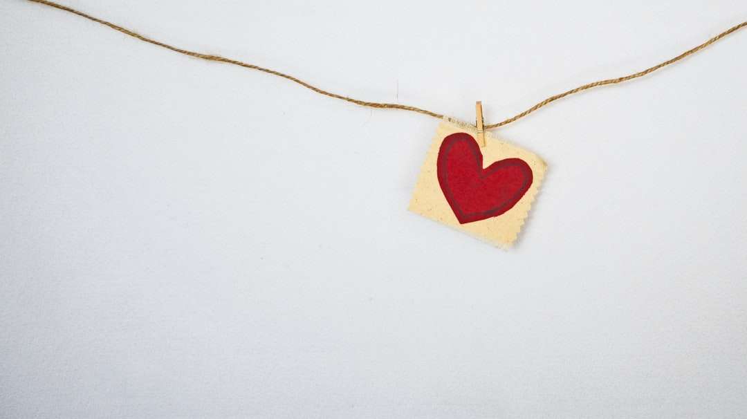 червоно-бежевий кулон у формі серця онлайн пазл