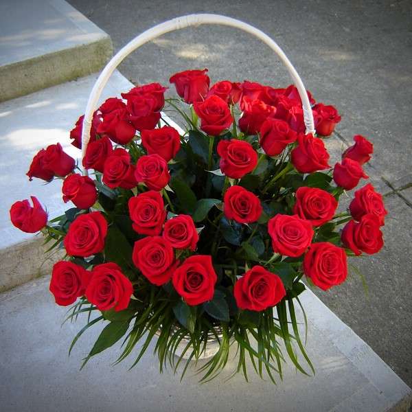 A basket of red roses jigsaw puzzle online