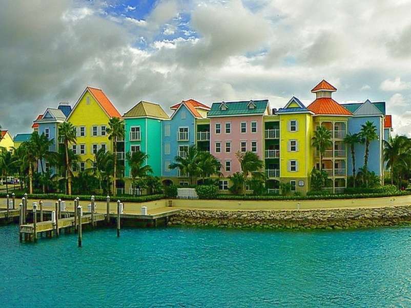 Karibische Apartments am Ufer des Sees Online-Puzzle