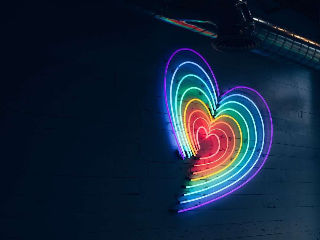 різнокольорове серце світлодіодне світло на стіні пазл онлайн