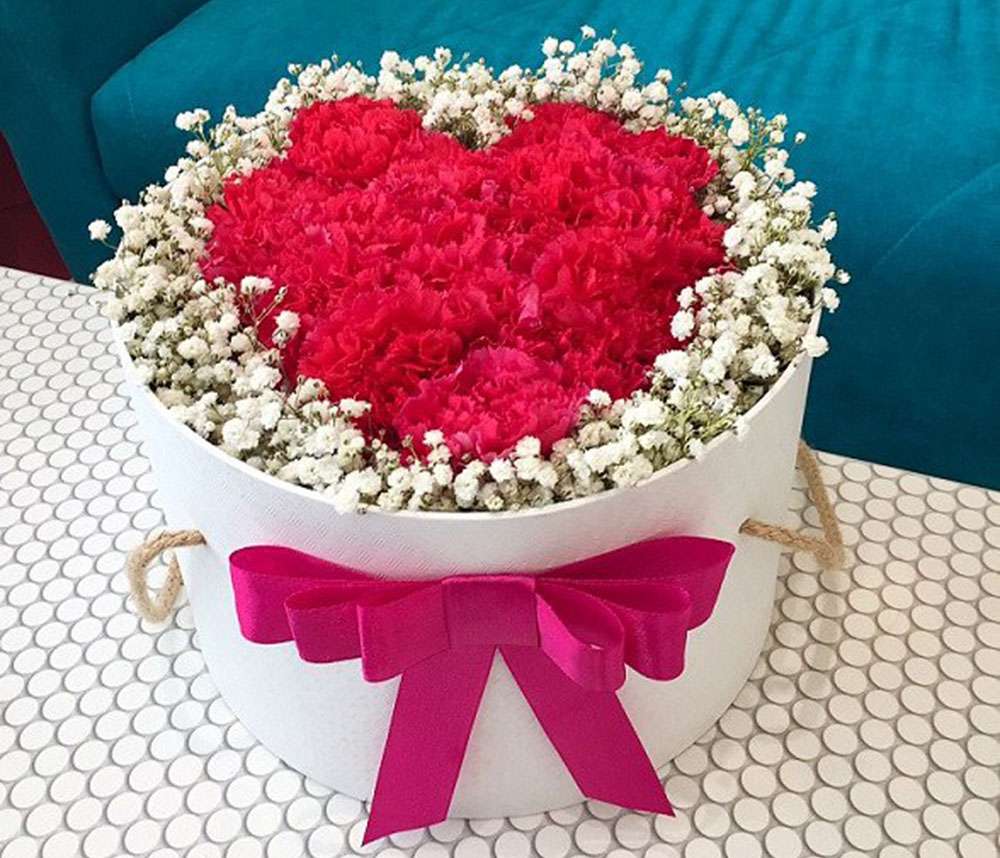 Троянди в подарунковій коробці пазл онлайн