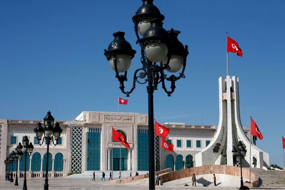 Ратуша и памятник на площади Касба в Тунисе пазл онлайн