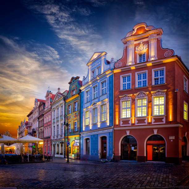Hyreshus i Poznań på kvällen pussel på nätet