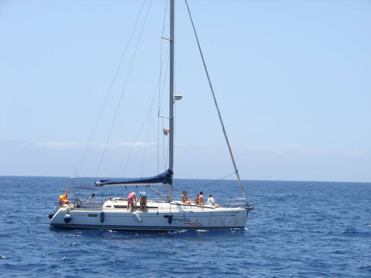Yacht sur l'eau près de Tenerife puzzle en ligne