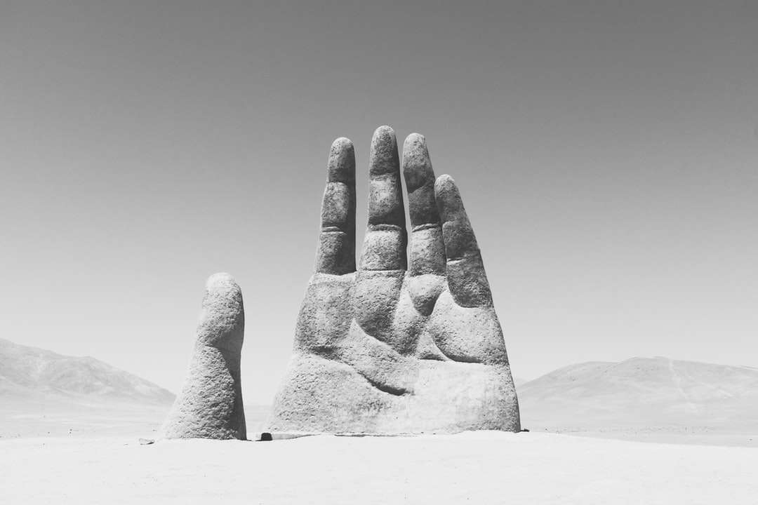 grijswaardenfotografie van handsculptuur op sad online puzzel