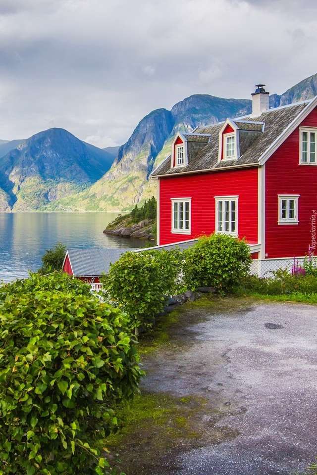 Красный дом у фьорда-Согне-фьорда онлайн-пазл