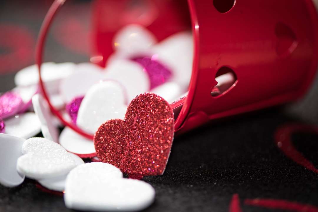 decorações de coração derramadas no balde vermelho puzzle online