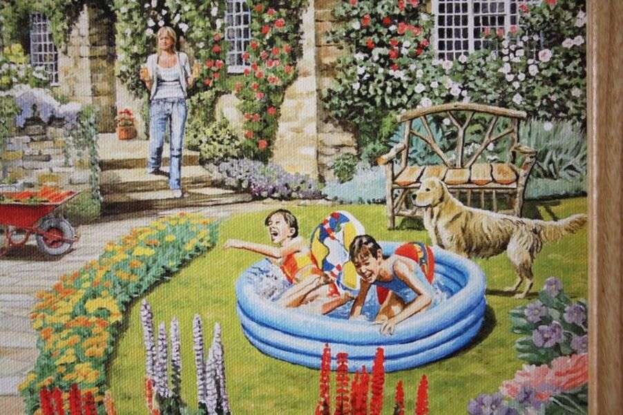 Meninas brincam na piscina do jardim puzzle online