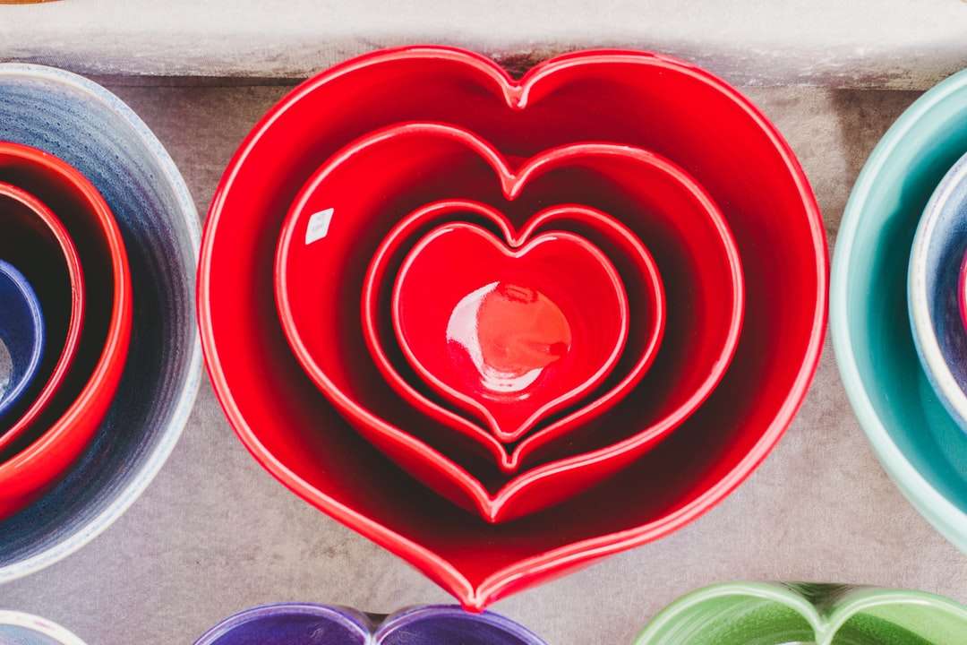 Червени керамични купи във формата на сърце онлайн пъзел