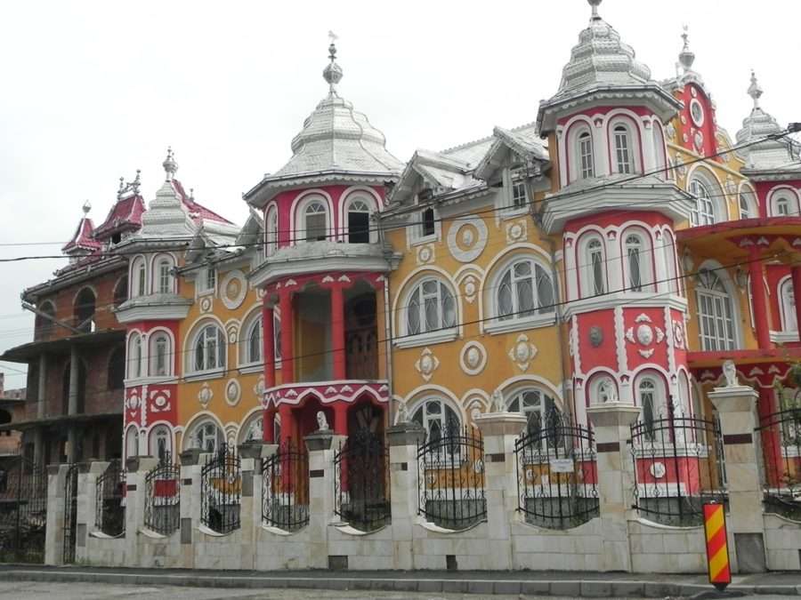 Цыганские дворцы в Румынии пазл онлайн