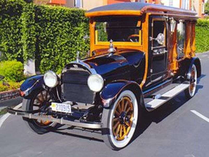 Автомобил REO Hearse 1917 година онлайн пъзел