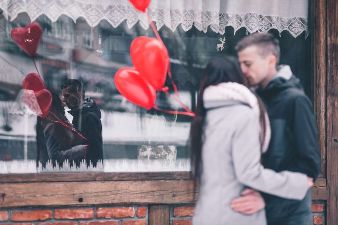 мъж и жена се целуват онлайн пъзел