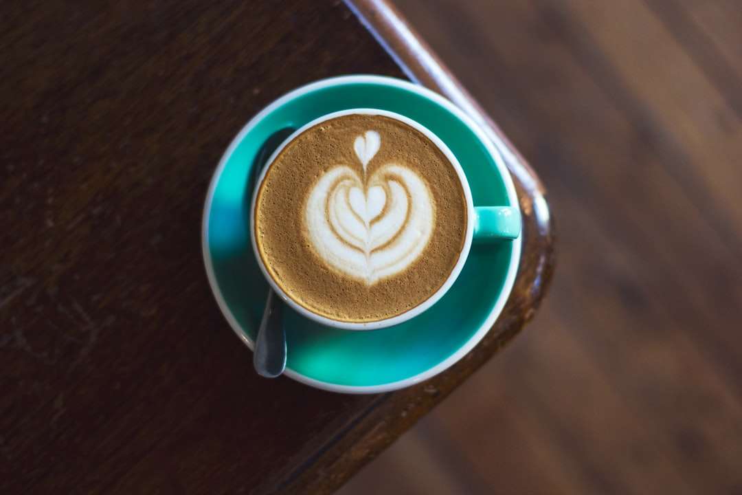 káva v šálku na talířek skládačky online