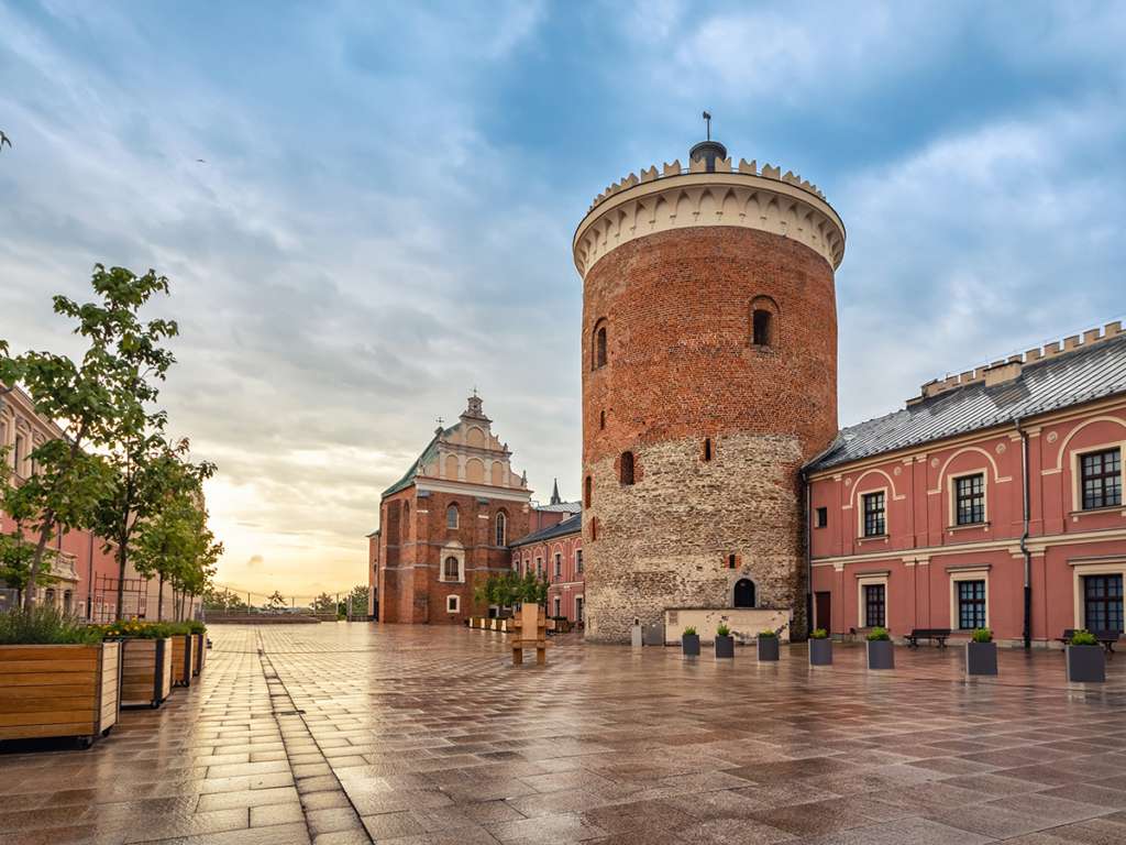 Замковая башня - люблинский памятник романского искусства пазл онлайн