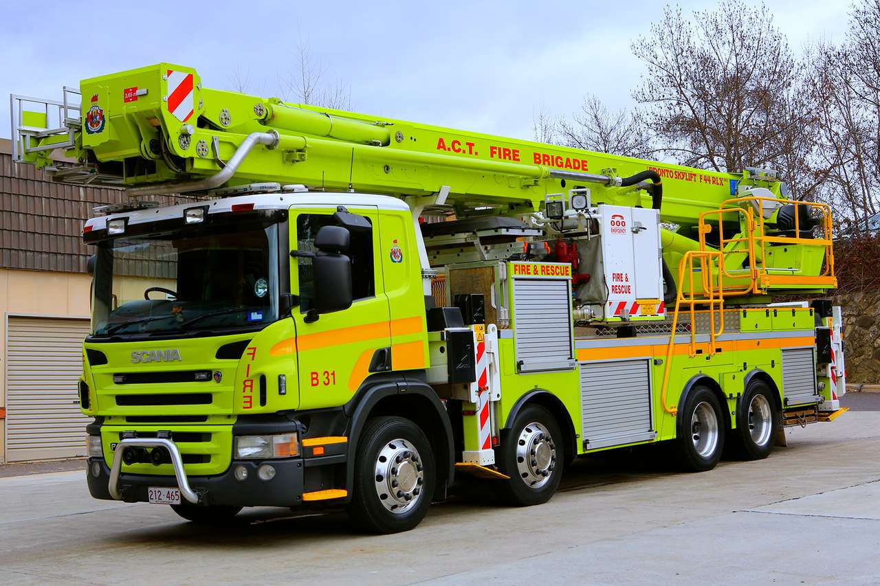 limetkově žluté hasičské auto skládačky online