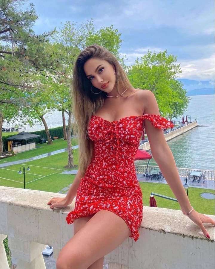 Bella giovane donna in vestito rosso puzzle online