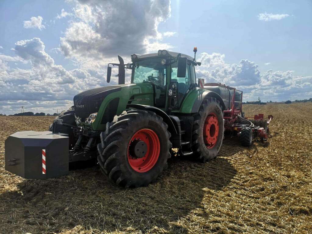 A mezőn dolgozó traktor kirakós online