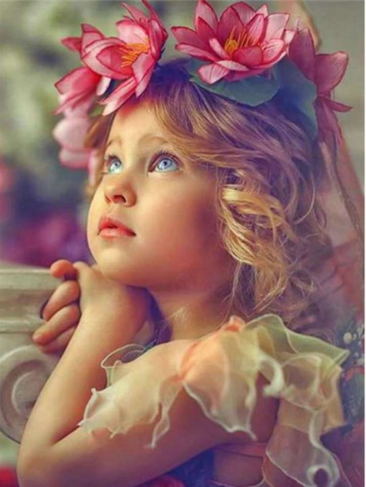 красива дівчина з квітами на голові онлайн пазл