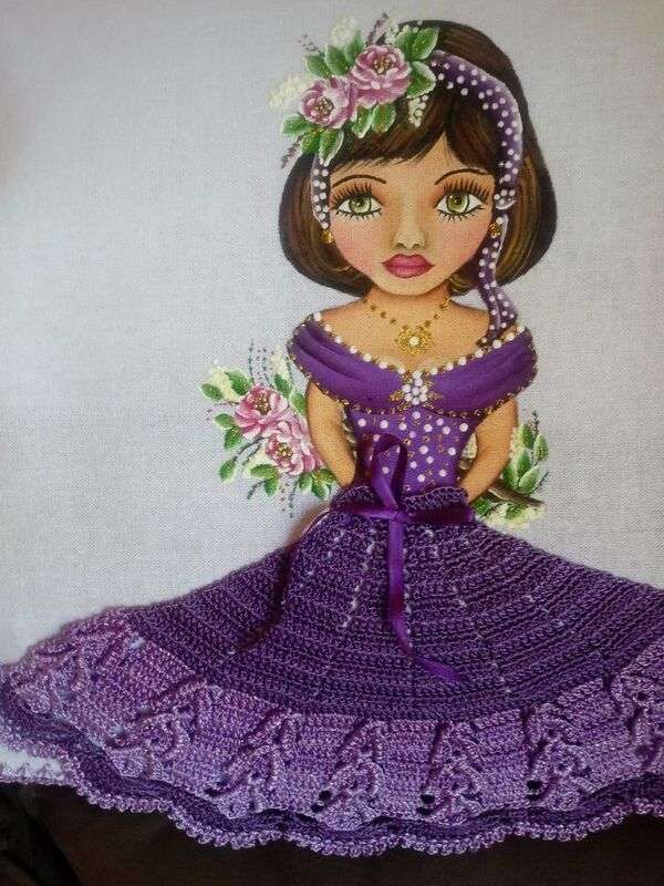 Девушка-дива моделирует фиолетовое платье пазл онлайн