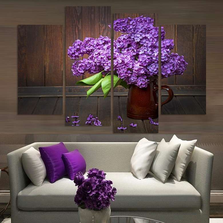 Wohnzimmer mit violetter Malerei und weißem Sofa Puzzlespiel online