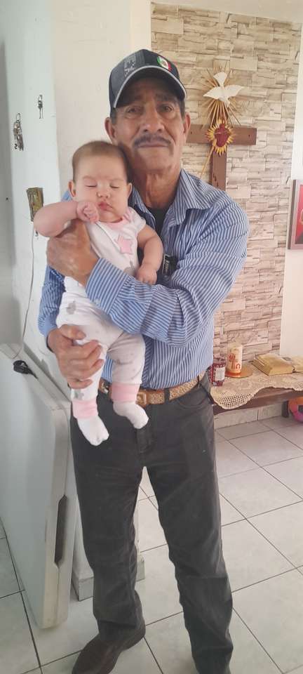 Gyönyörű baba a nagyapjával kirakós online