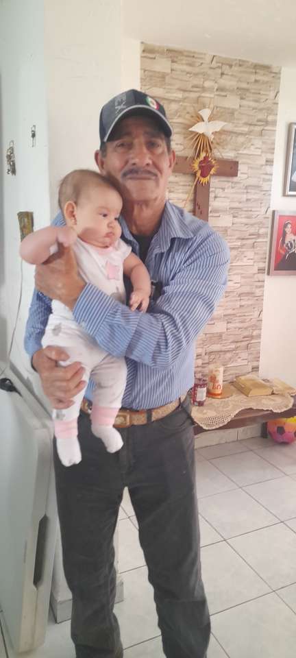 Priscilita красиво бебе и дядо онлайн пъзел