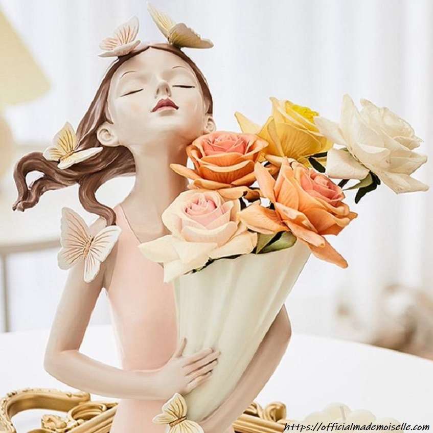 Vaso de escultura e rosas alaranjadas quebra-cabeças online