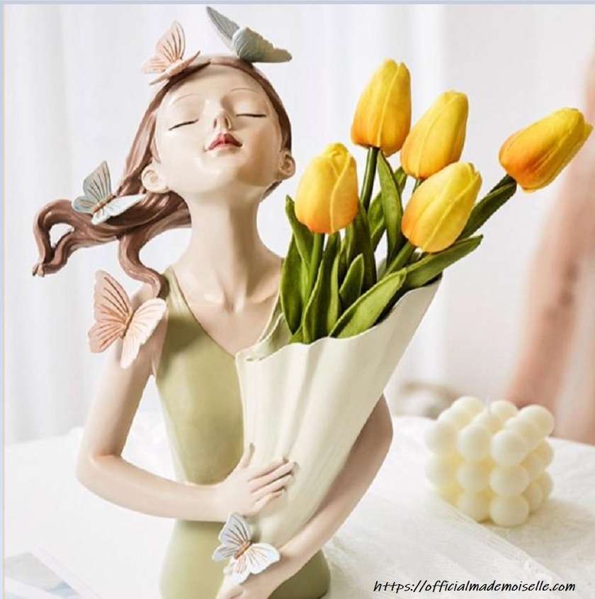 Оригинальная скульптурная ваза и желтые тюльпаны онлайн-пазл