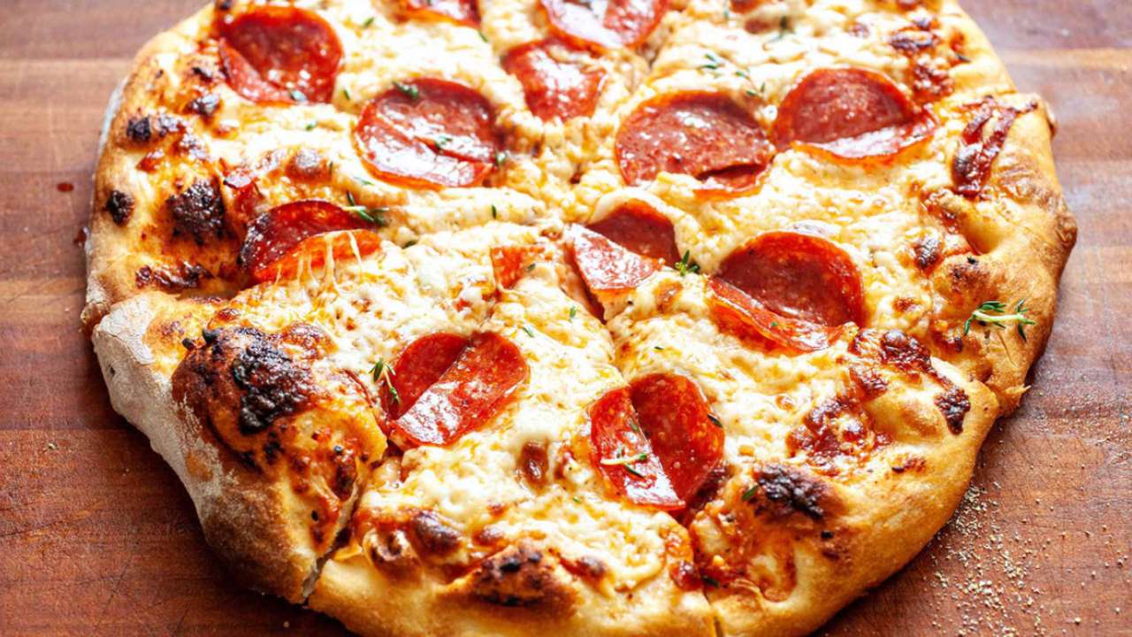Pizza cu pepperoni de casă jigsaw puzzle online