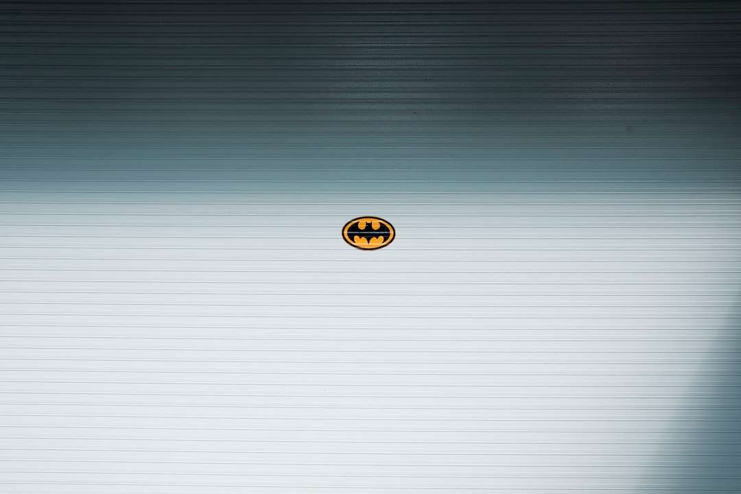 Logo Batman umístěné na bílém povrchu skládačky online