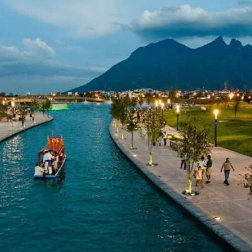 Paseo Santa Lucia in Monterrey Puzzlespiel online