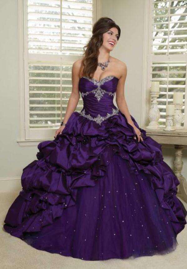 Girl with quinceanera dress #13 online puzzle