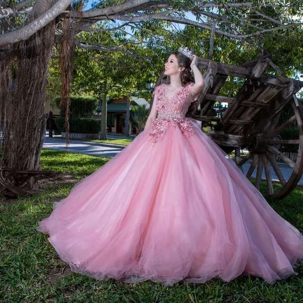 Flicka i quinceanera klänning #14 Pussel online