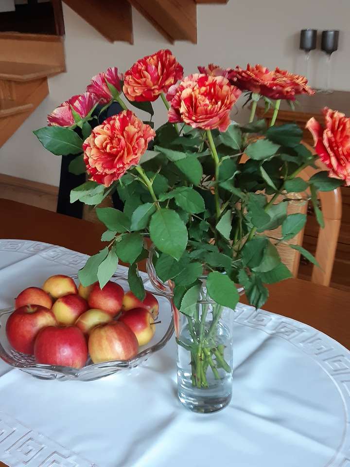 váza s květinami a jablky skládačka