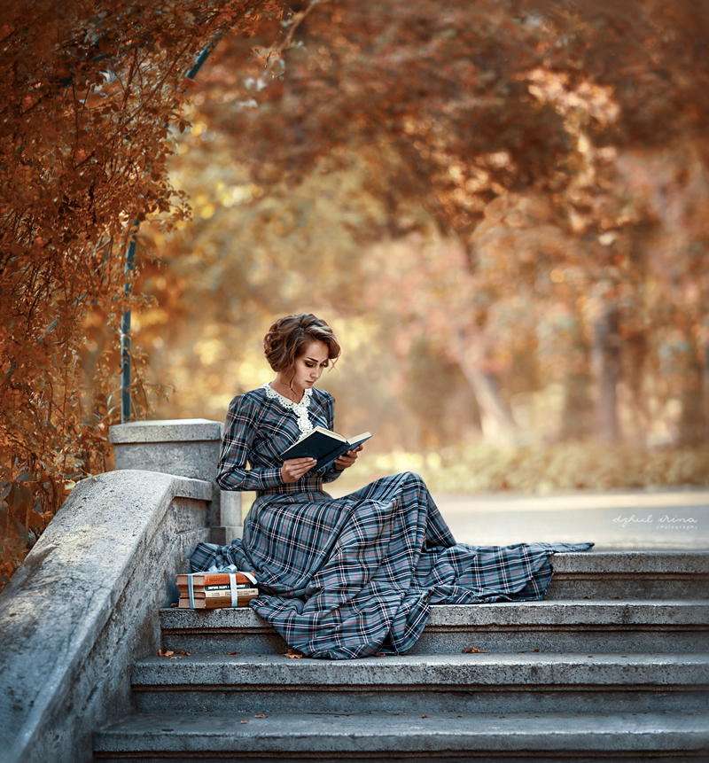 žena čte knihu na schodech skládačky online
