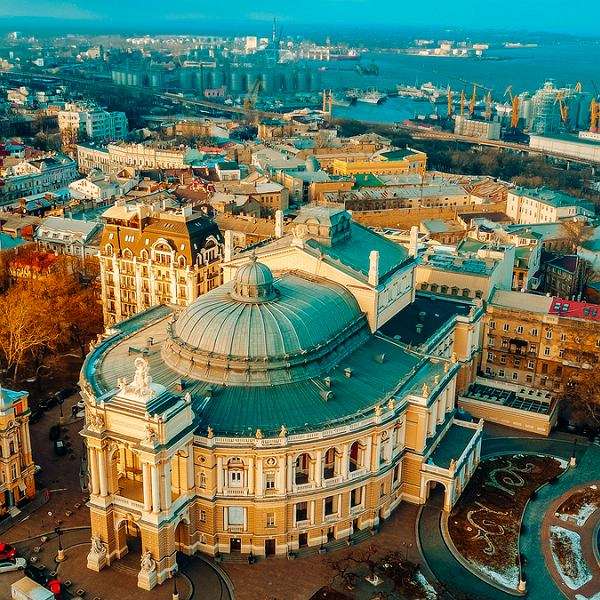 Odessa operahus och havet i bakgrunden Pussel online