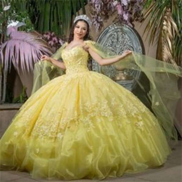 Flicka i quinceanera klänning #29 Pussel online