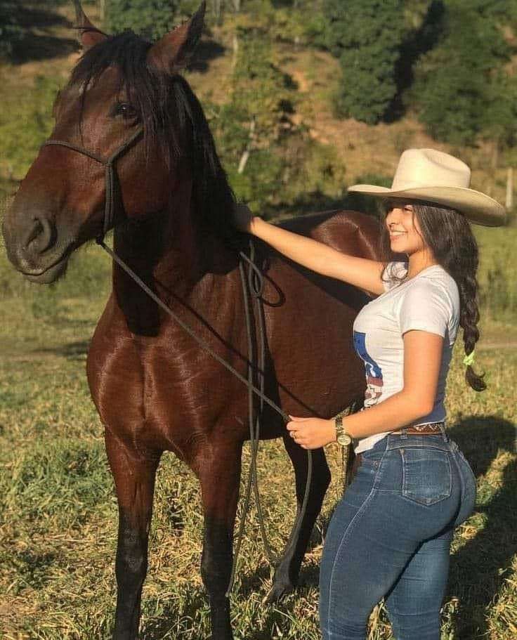 vacker cowgirl med sin häst pussel på nätet
