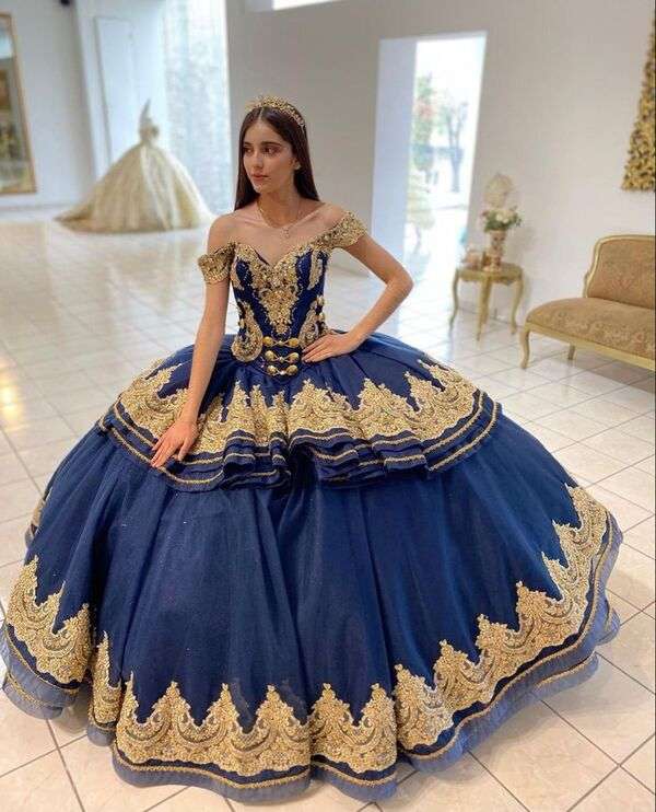 Meisje met quinceanera jurk #30 online puzzel