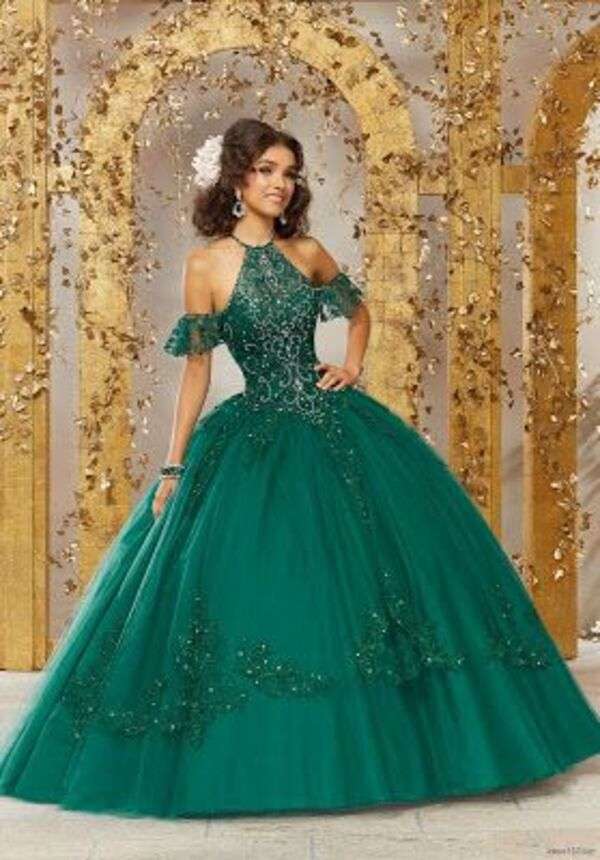 Girl with quinceanera dress #35 online puzzle