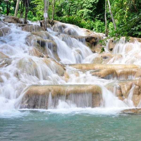 Водопад-Ямайка онлайн-пазл