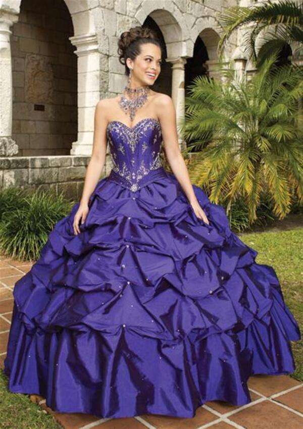 Girl with quinceañera dress #38 online puzzle