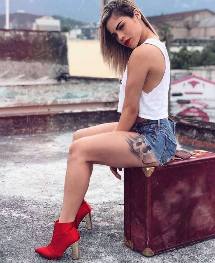 Tânără fată frumoasă cu cizme roșii puzzle online