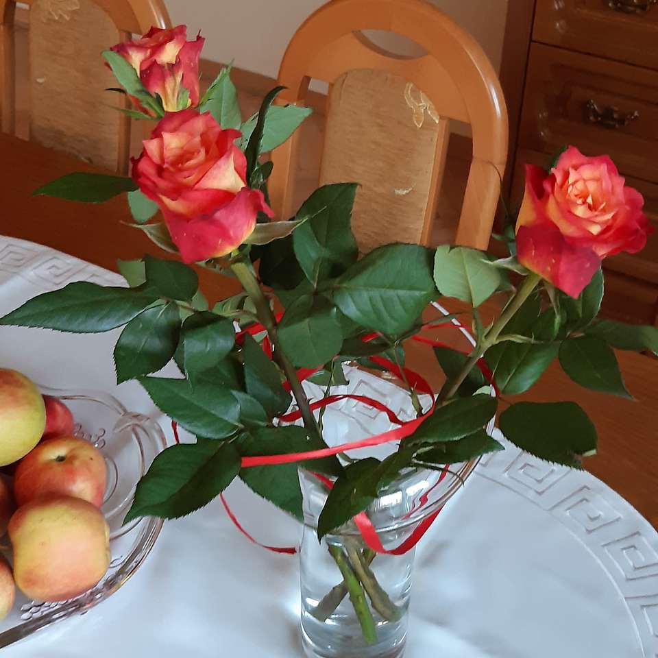 ваза с цветя и ябълки онлайн пъзел