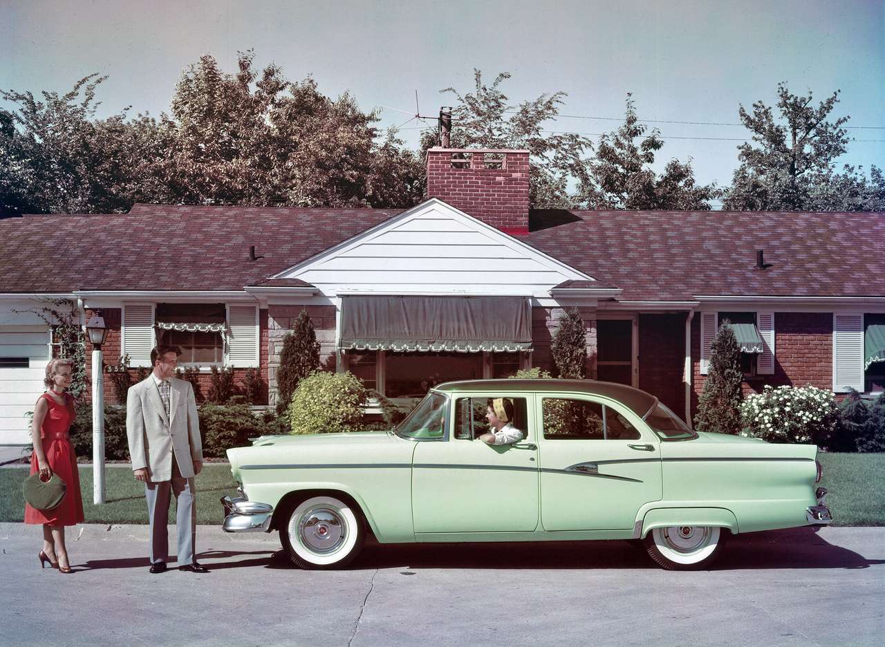 Čtyřdveřový sedan Ford Customline z roku 1956 online puzzle